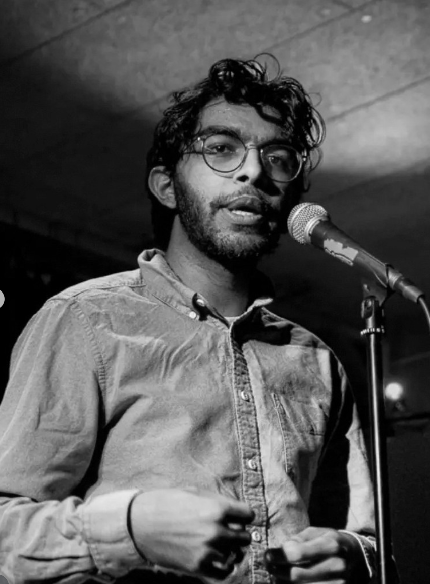 Khalid Boudrari aan de microfoon tijdens een optreden