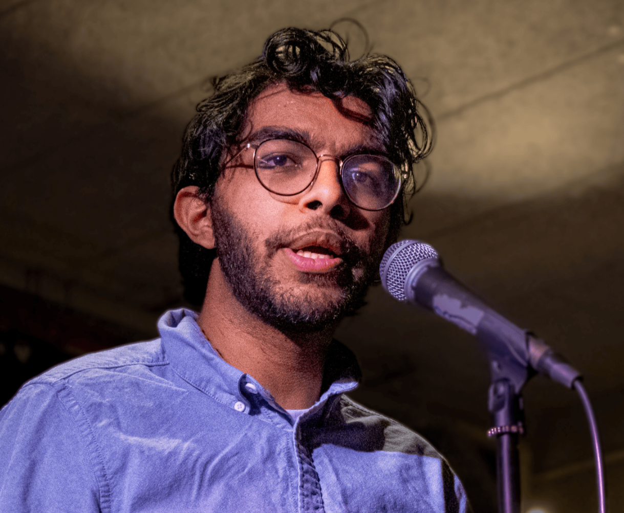 Khalid Boudrari op het podium met microfoon