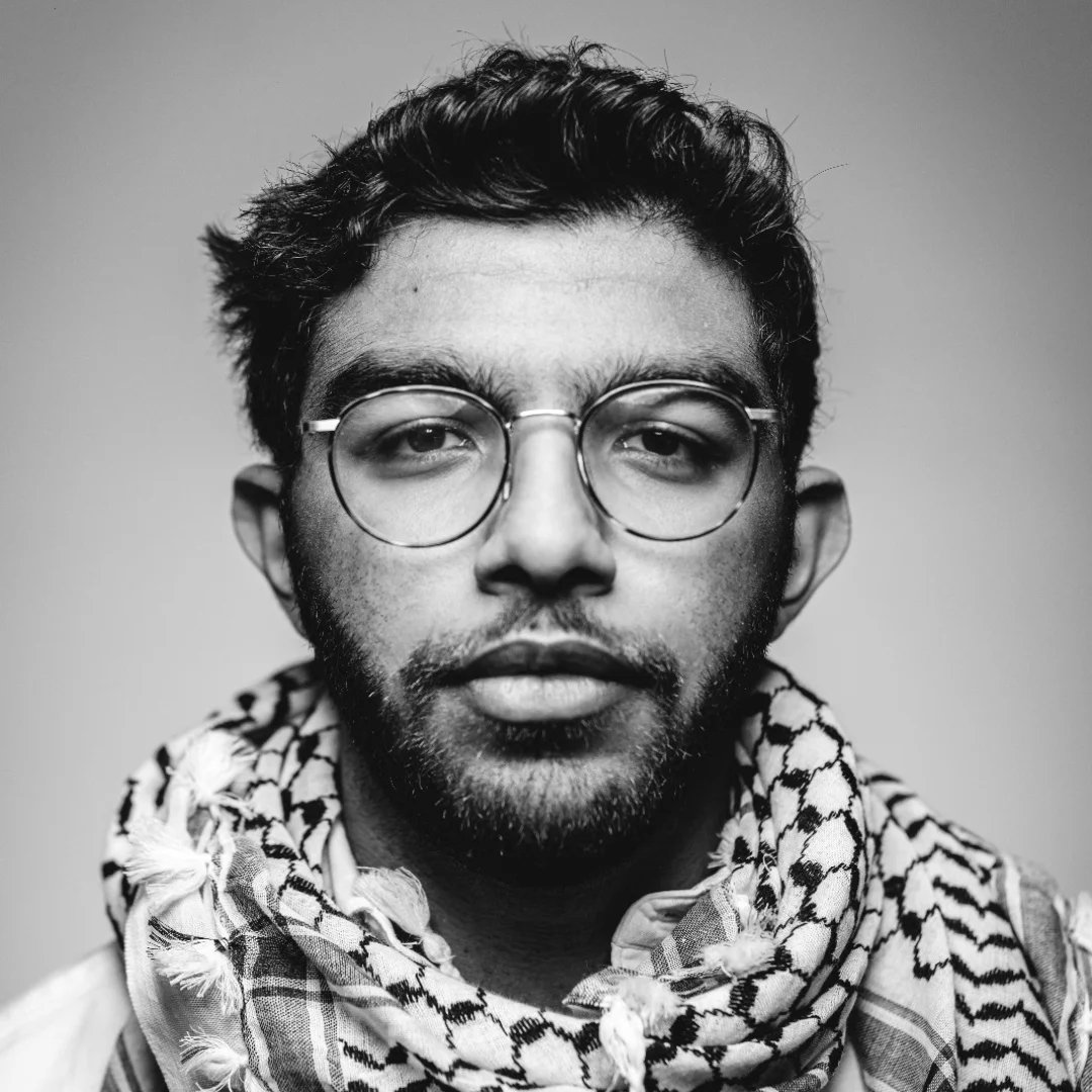 Khalid Boudrari, portret in zwart-wit met keffiyeh